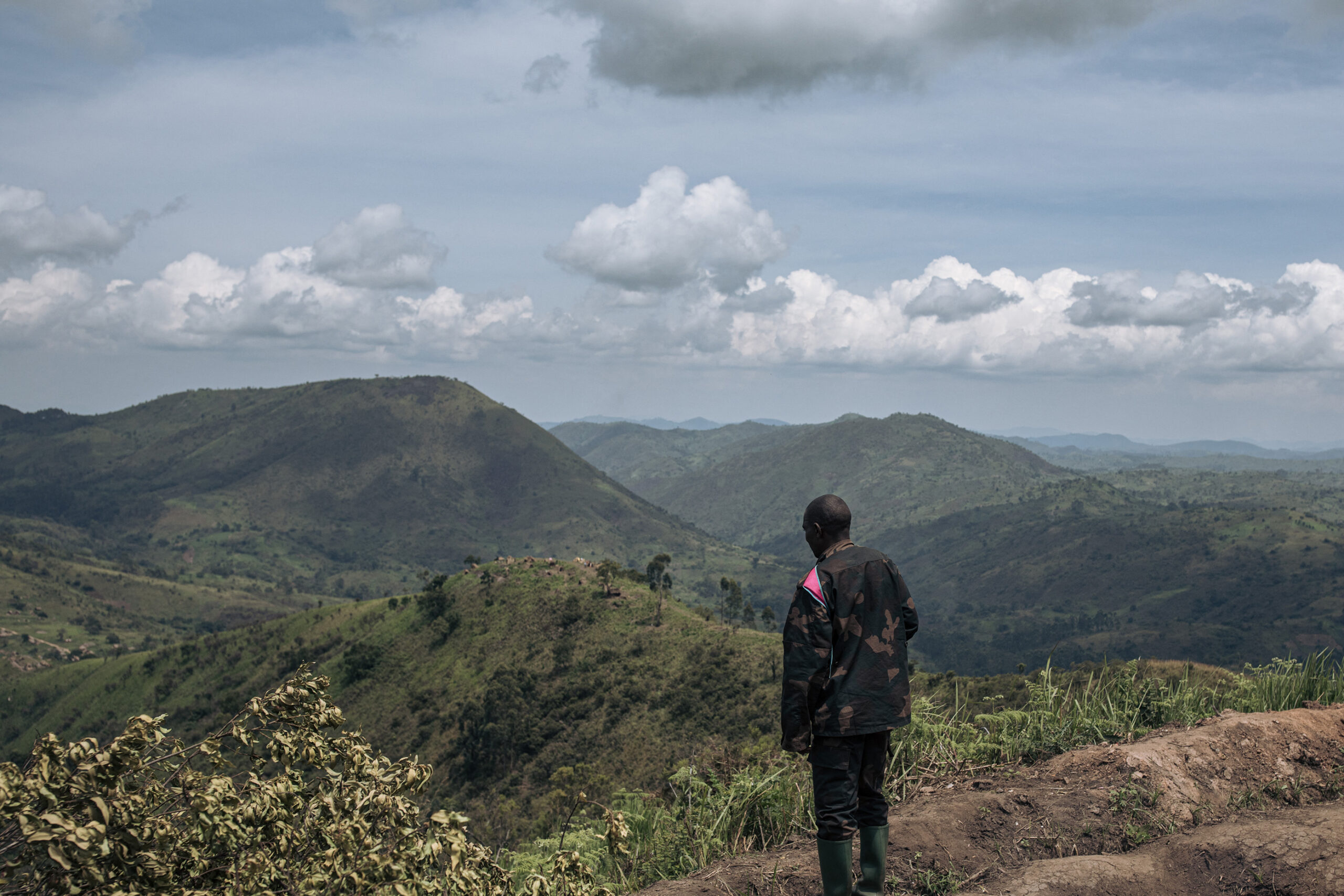 An FARDC (Armed Forces of the DRC) soldier stands at a frontline military position above the town of Kibirizi, controlled by the M23 rebellion, North Kivu province, eastern Democratic Republic of Congo, on May 14, 2024. Since mid-May, fighting are raging in this area. The Congolese army, supported by hundreds of fighters from local armed groups, is attempting to reconquer areas under the control of the M23 rebels and Rwandan army (RDF) troops, where they have set up a parallel administration. Since late 2021, they have seized large swathes of North Kivu province and routed the Congolese army. The United States and France are urging Rwanda President Paul Kagame to withdraw his troops from Congolese soil, including the surface-to-air missile systems. (Photo by ALEXIS HUGUET / AFP) (Photo by ALEXIS HUGUET/AFP via Getty Images)
